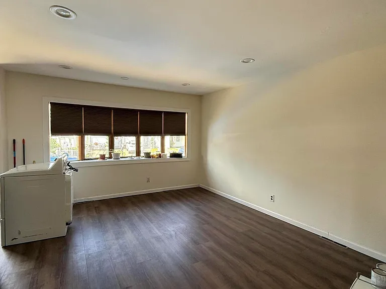 207 Dongan Hills Ave — Photo 9