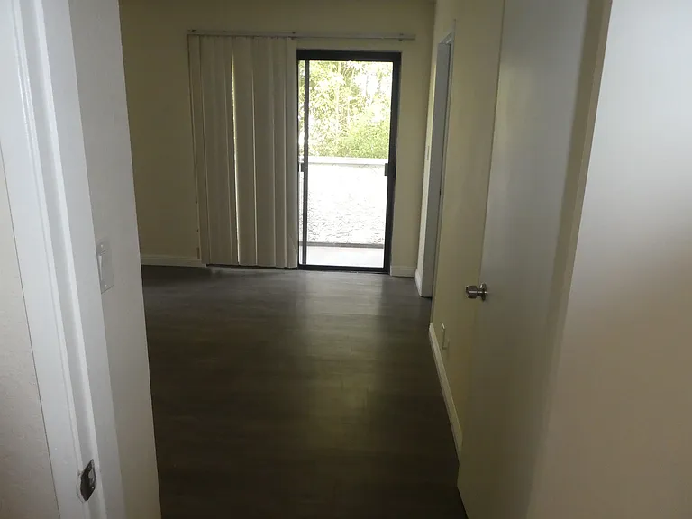 4453 Woodman Ave #9 — Photo 10