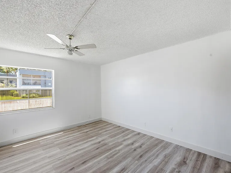 452 Normandy #J — Photo 8