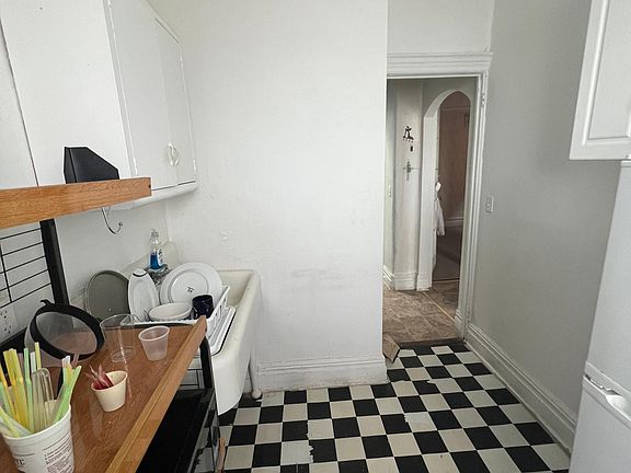 4th image of 1749 Melville St #3