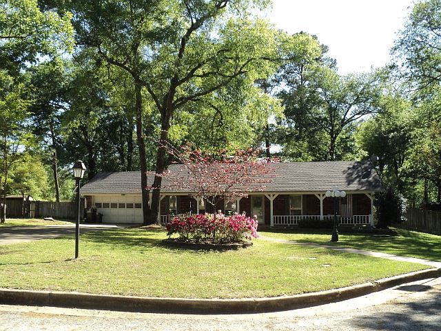 1st image of 10937 Knollwood Dr