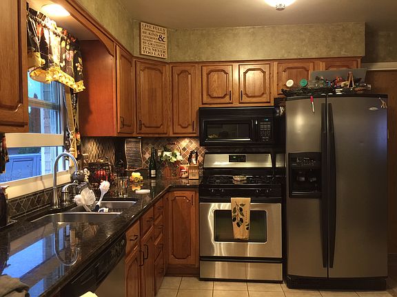 2nd image of 914 Hampton Ct