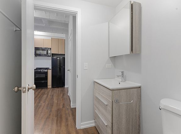 2nd image of 5714 N Winthrop Ave #303