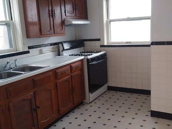 3rd image of 8539 Oxford Ln
