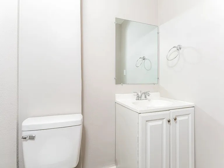 1016920_029_bathroom_13044667.jpg