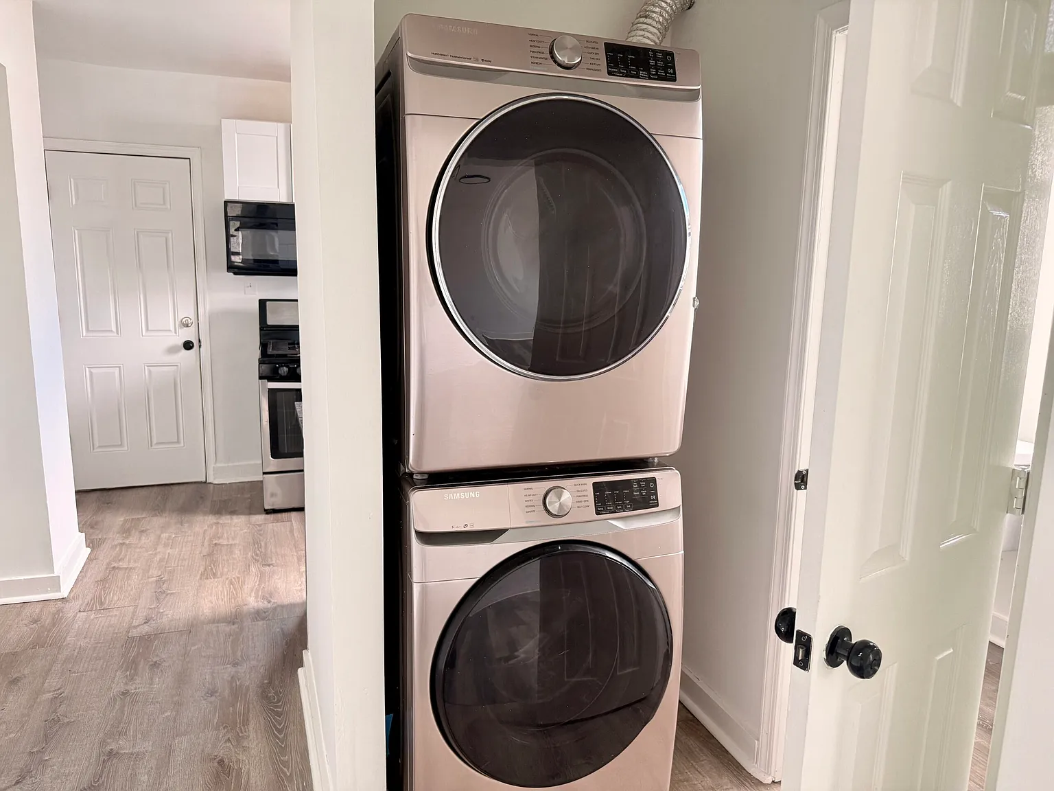 4 bed, 1400 sqft, $5,300 — Photo 3
