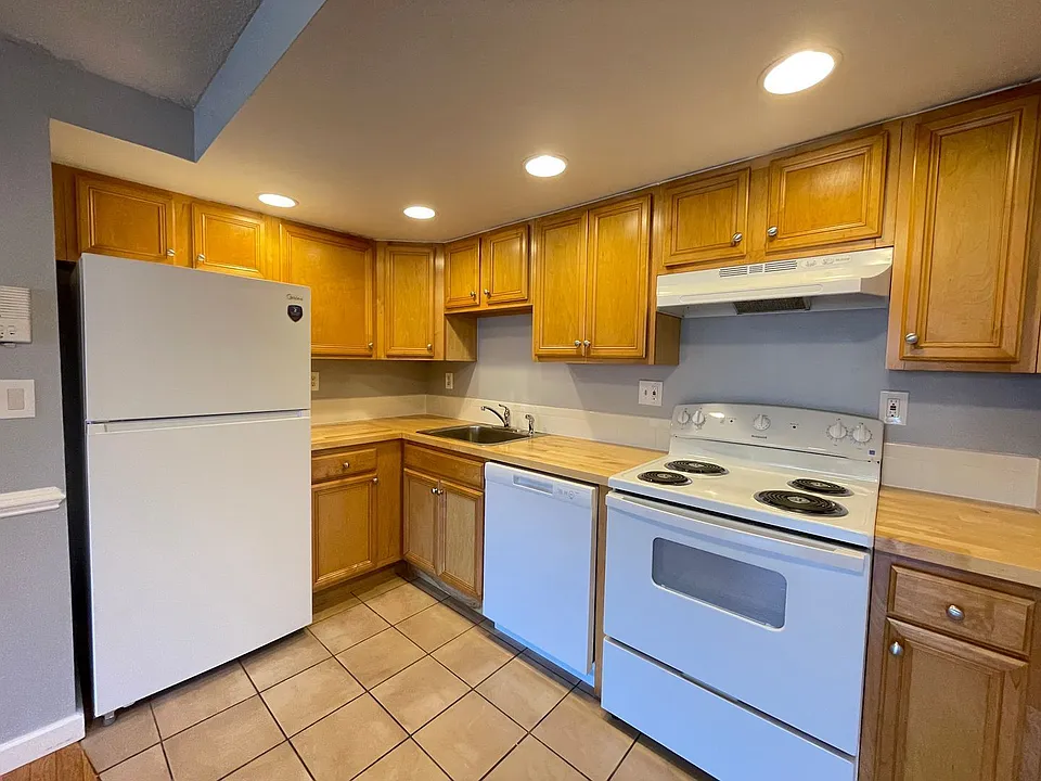 181 Loudon Rd #106