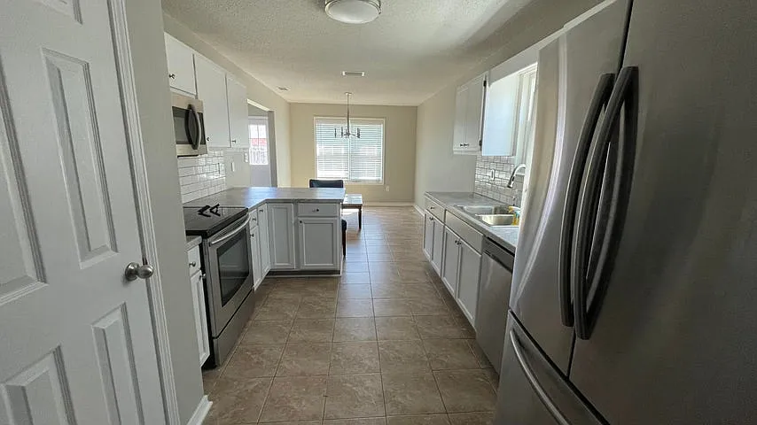 4 bed, 2.5 bath, 1932 sqft, $2,350 — Photo 4