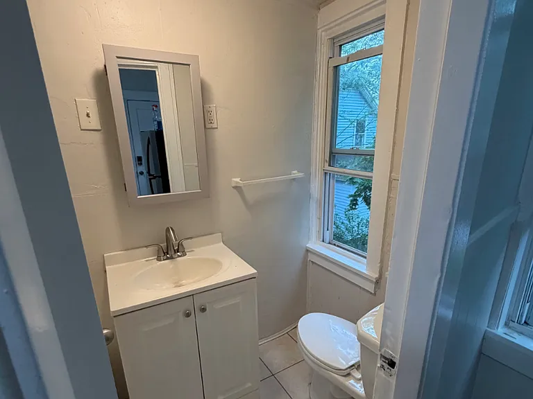 439-441 Rivet St 2E New Bedford Updated 2BR Near Shops, Parks & Major Routes — Photo 19