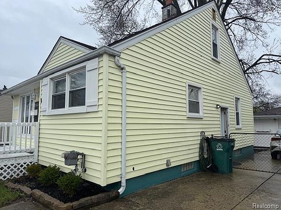 3rd image of 285 W Maple Rd