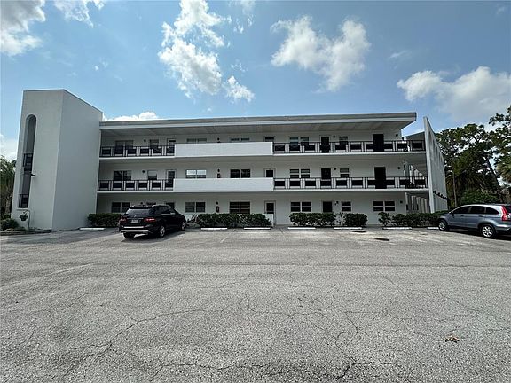 3rd image of 100 EL CAMINO DR #104
