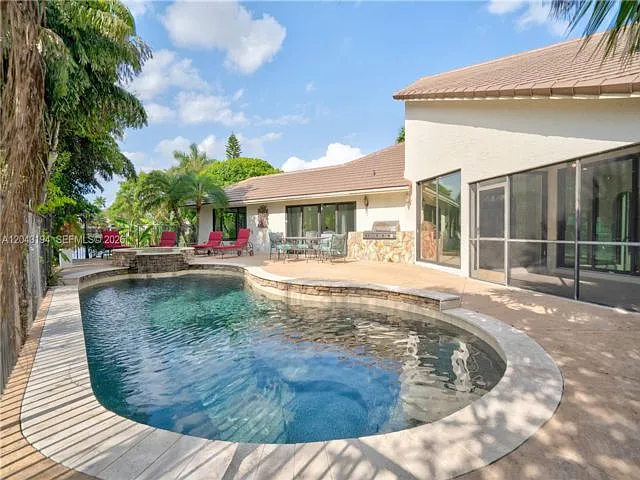 1087 Deerwood Ln — Photo 3