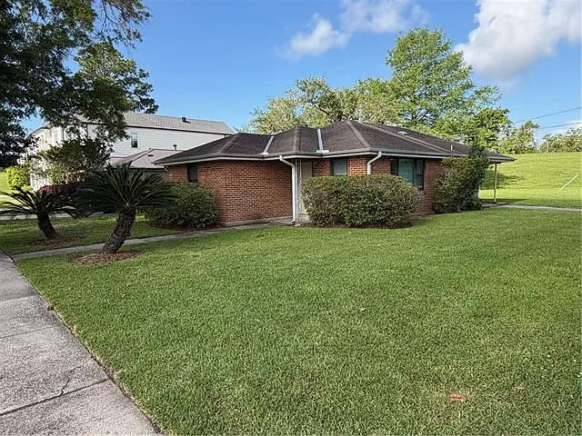 3 bed, 1.0 bath, 1100 sqft, $1,900 — Photo 2