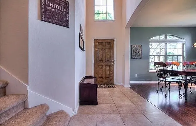 4 bed, 2.5 bath, 2562 sqft, $2,600 — Photo 2
