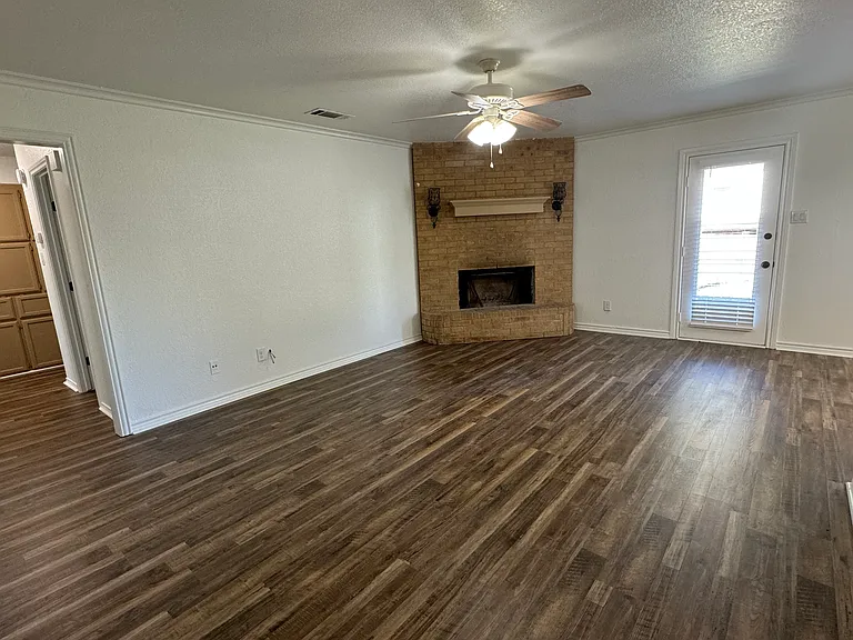 2231 E Renfro St — Photo 2