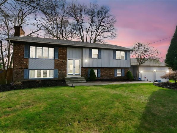 22 Freedom Ct, Johnston, RI 02919
