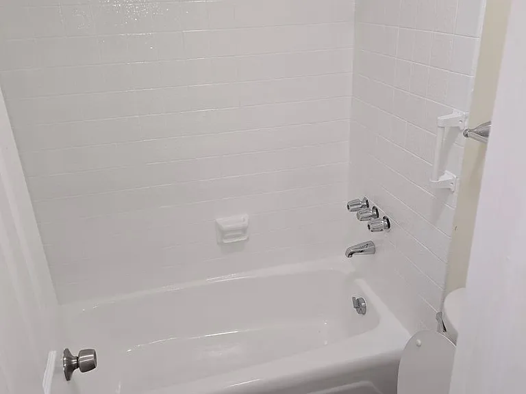 Lincoln Avenue — Photo 12