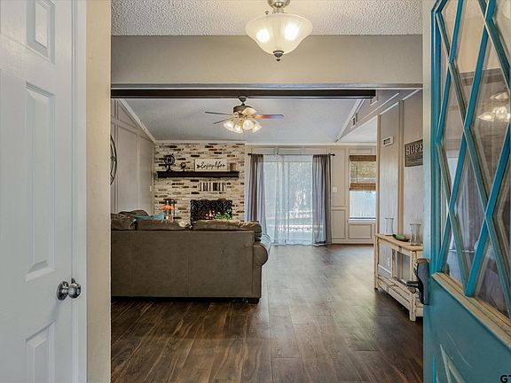 4th image of 221 Treetop Ln