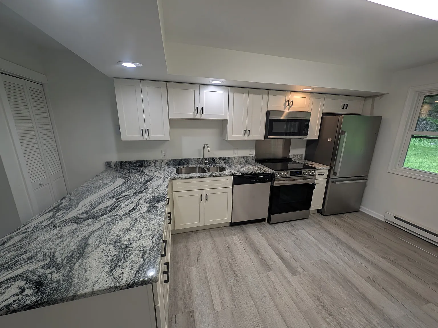 3 bed, 1260 sqft, $2,100 — Photo 4