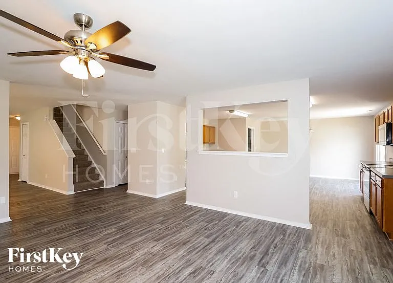 933 Silverberry St — Photo 4