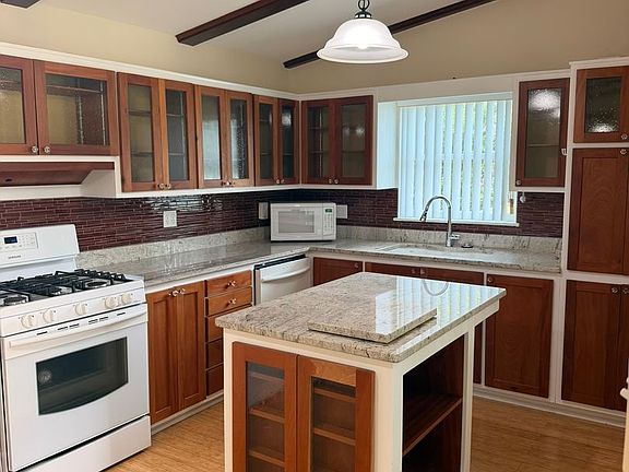 5th image of 215 Woodlawn Dr