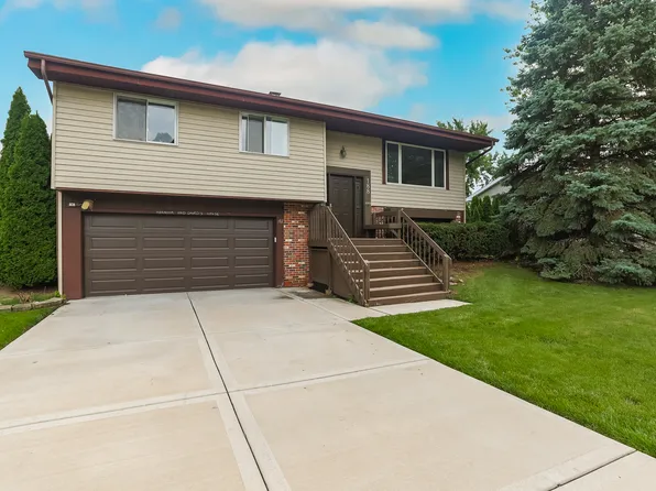 188 Royce Dr, Bloomingdale, IL 60108