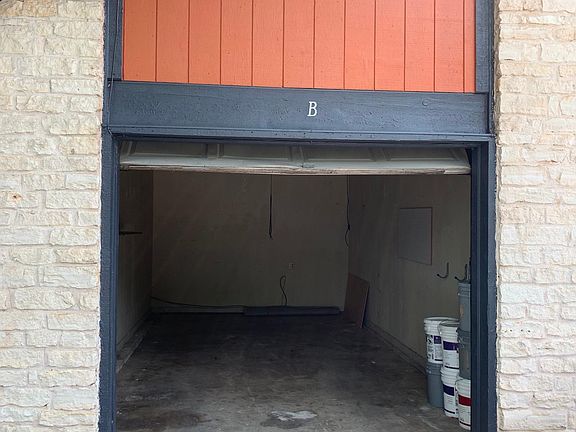 Large, full size garage, good for a vehicle or storage