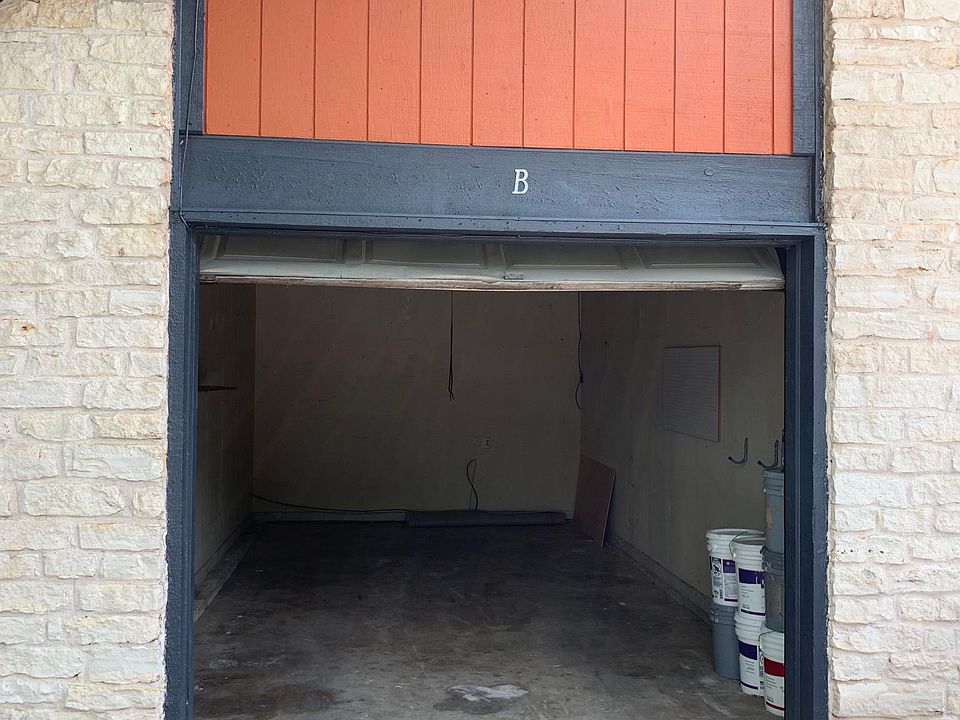Large, full size garage, good for a vehicle or storage
