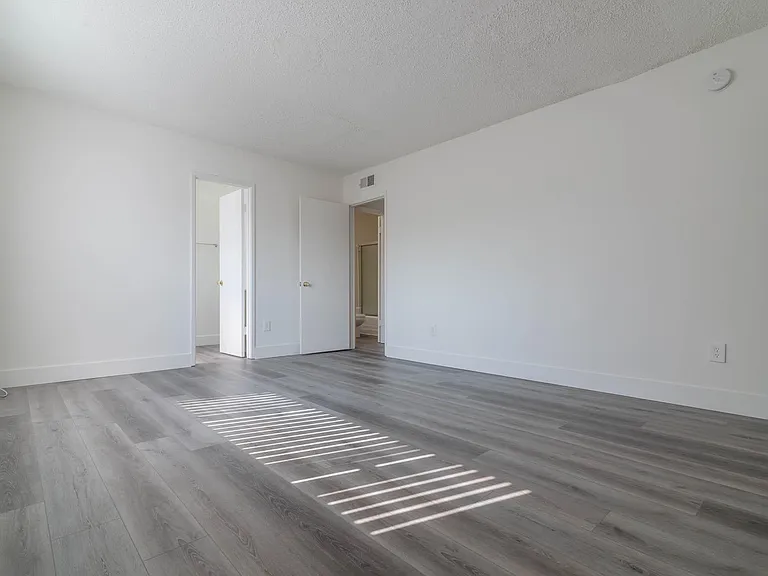 Roscoe Apartments — Photo 3