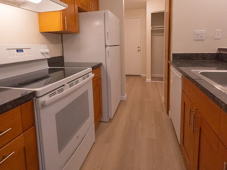 Willow Creek Apartments — Photo 19