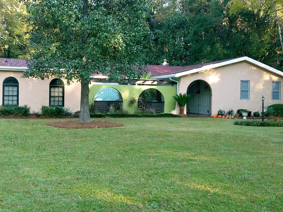 Beautiful fairtale home with beautiful 1 acre grounds