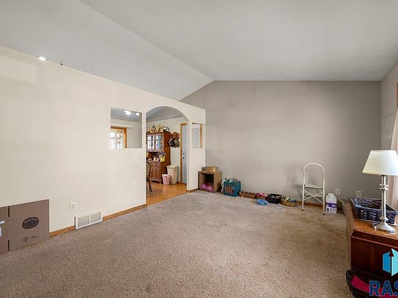 5th image of 220 S Augusta Ave