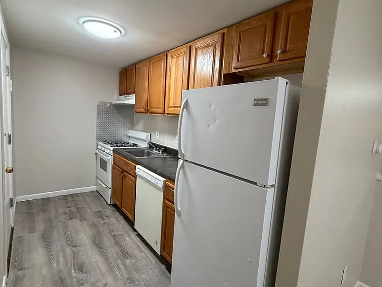 345-381 Hildreth St — Photo 6