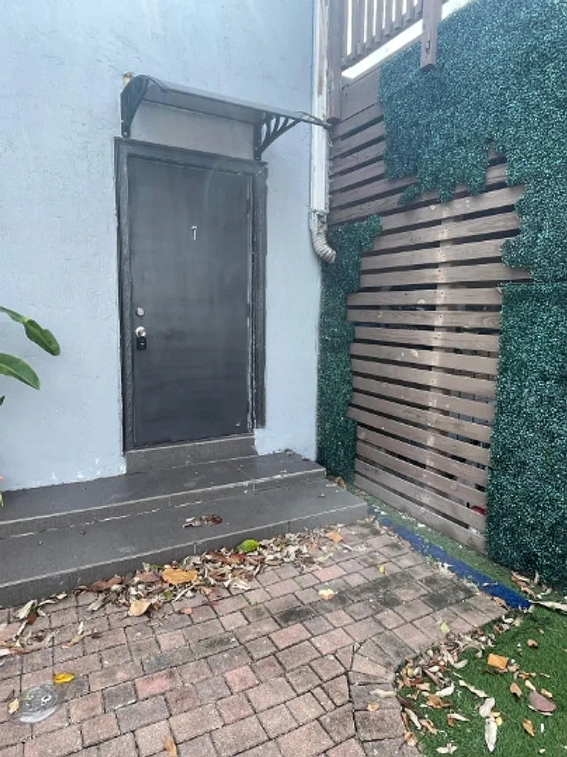 22 Southeast 10th Terrace — Photo 2