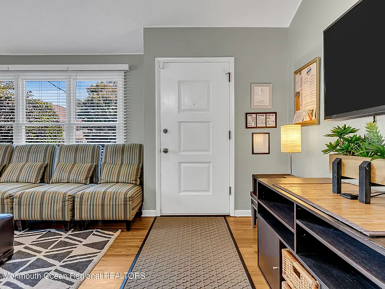 203 10th Ave — Photo 6