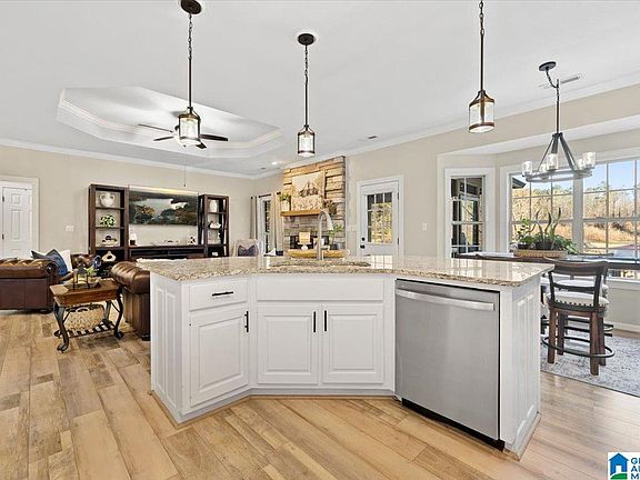 4th image of 836 Lakeshore Ln