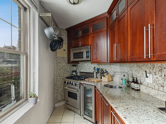 4th image of 302 W 12th St APT 4C