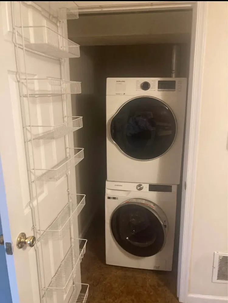 3 bed, 1000 sqft, $2,050 — Photo 3