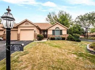 815 W Country Meadows Ln, Peoria, IL 61614