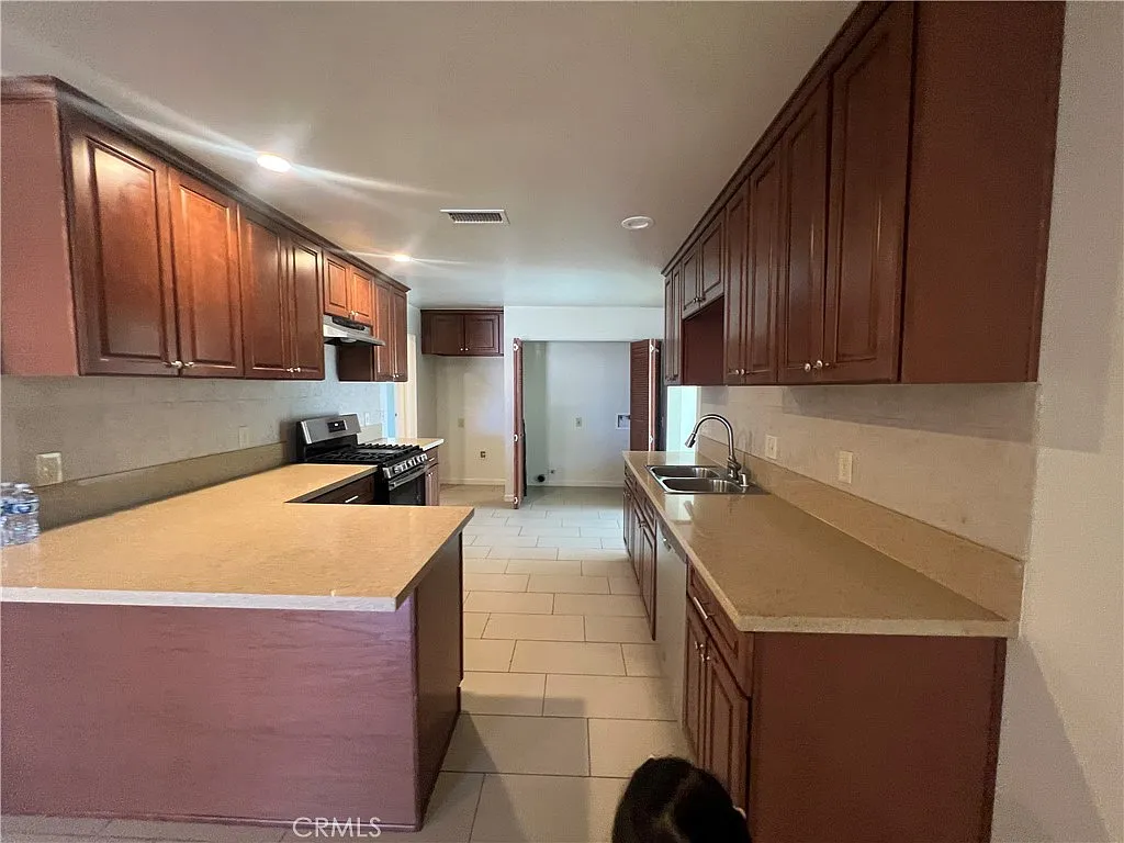 5 bed, 2150 sqft, $2,995 — Photo 3