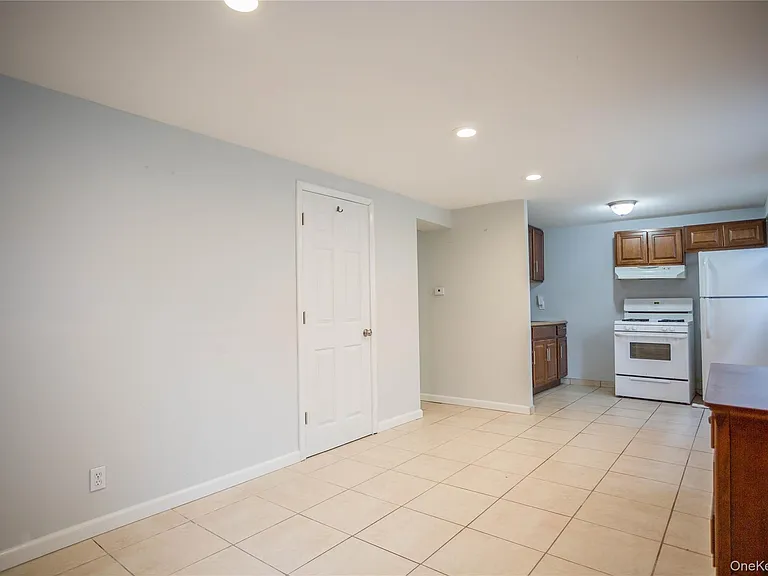 237 E Broadway #LOWER — Photo 4