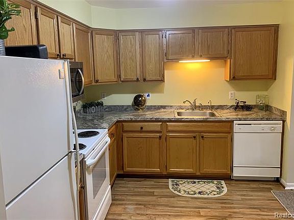 5th image of 61107 Greenwood Dr #1