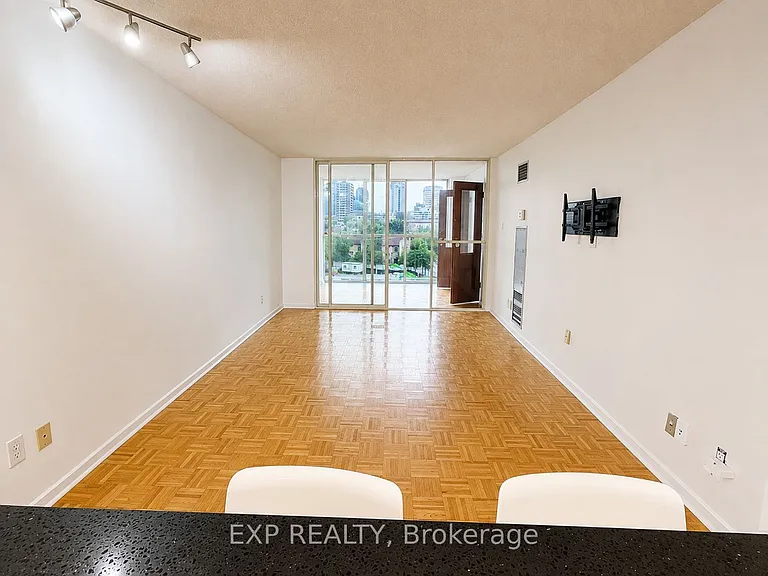 15 Maitland Pl #705 — Photo 3