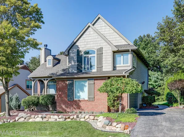 444 Lakeshore Pointe Dr, Howell, MI 48843