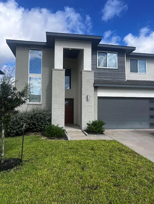 4 bed, 2.5 bath, 2319 sqft, $2,600 — Photo 1