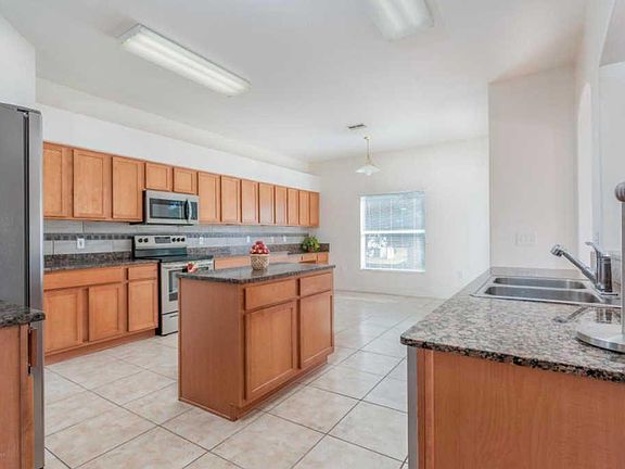 Large eat-in kitchen with all new appliances