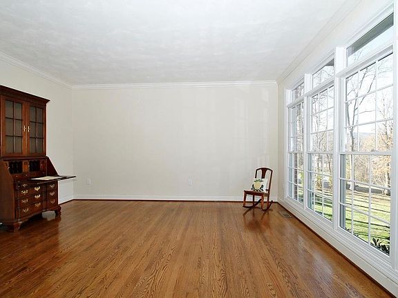 4th image of 1531 Strawberry Mountain Dr