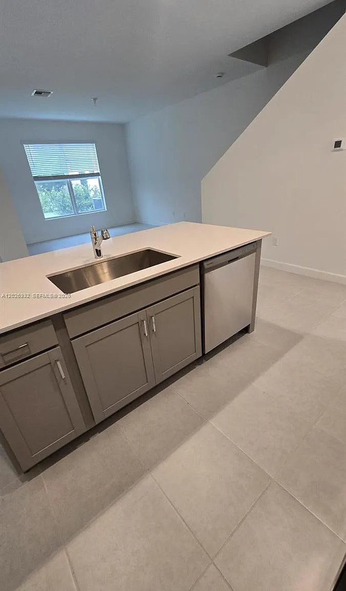 3 bed, 1690 sqft, $2,850 — Photo 3