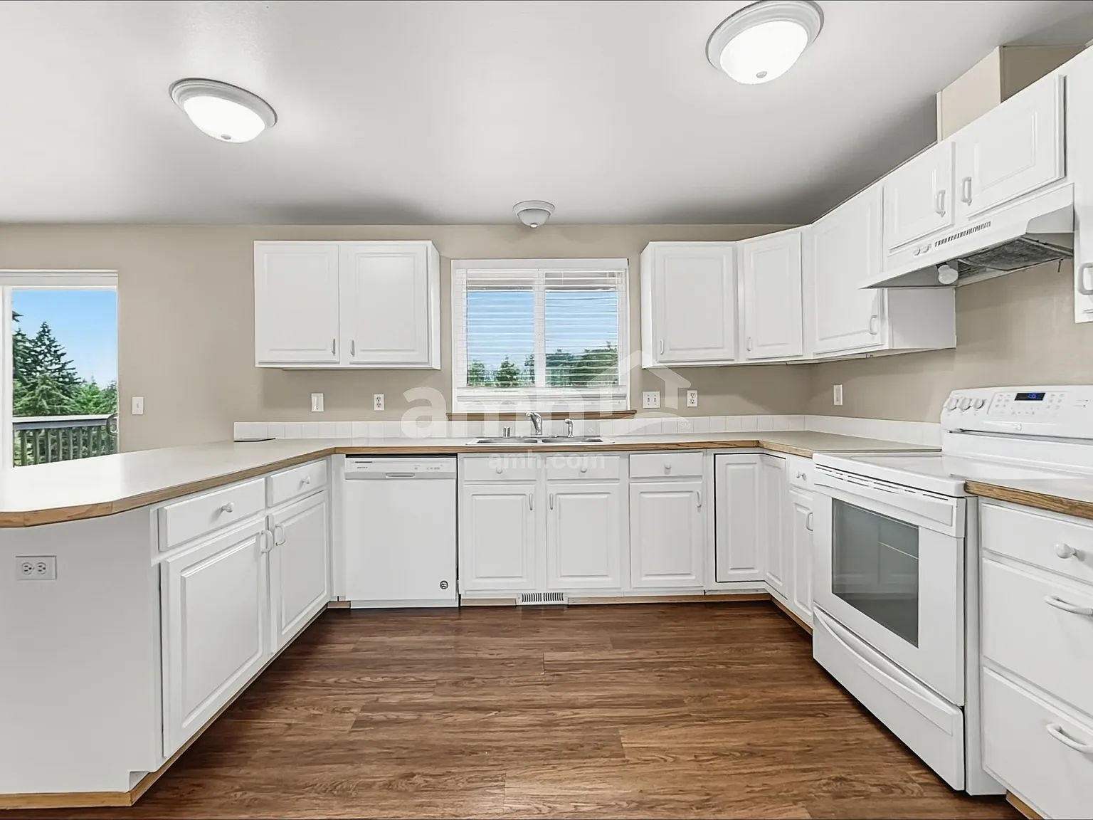 5 bed, 3.0 bath, 2370 sqft, $3,265 — Photo 4