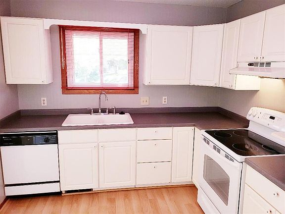 Fully equipped kitchen - dishwasher, glass-top stove, microwave
